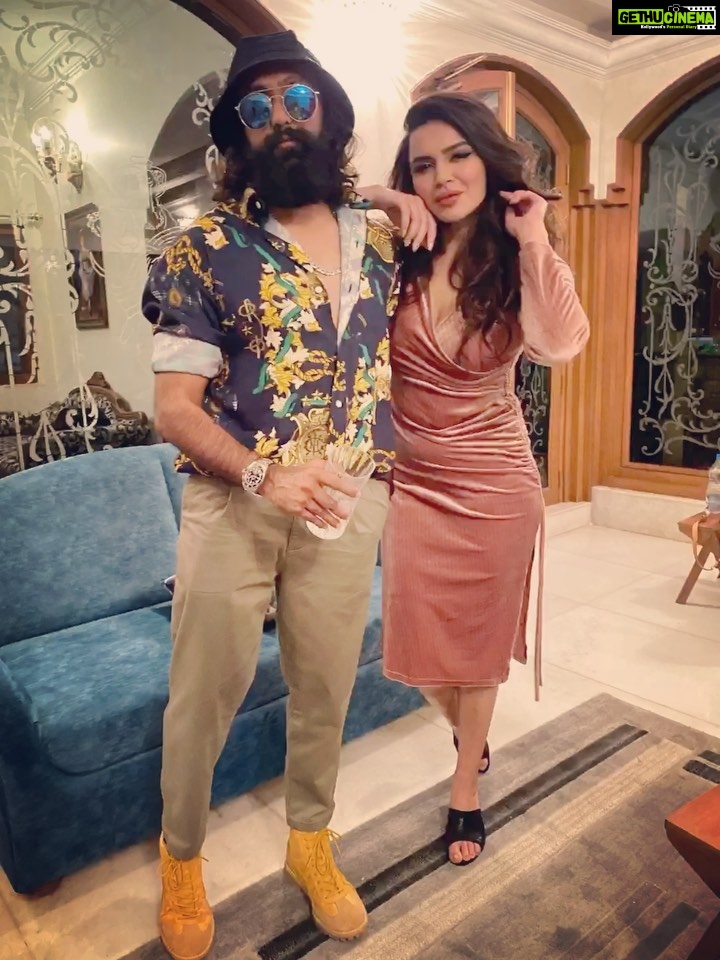 Aashka Goradia Instagram - Happy Happy Birthday Bud @jacobprix To the bright colours of your giving heart! 👻🌟🍻 Celebrating you today, our Star 🌟 Shine ✨ bright!