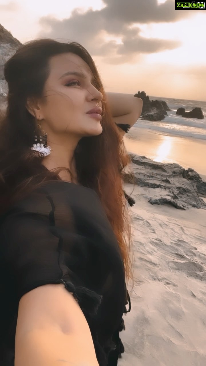 Aashka Goradia Instagram - Paintings in the sky - ❤️ Watching - Learning Humble - only way - thankful - forever ♾