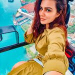 Aashka Goradia Instagram - Cable-car 🚠 Selfie 🤳 . . . . . . #singapore #cablecar #sentosa #luge #skyline Sentosa Island, Singapore