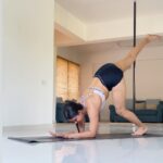 Aashka Goradia Instagram – #pinchamayurasana ❤️
.
.
.
.
.

.
#yoga #ashtanga #mayurasana #yogapractice #yogaeverywhere #yogadaily