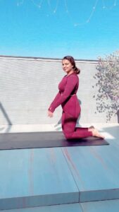 Aashka Goradia Instagram - Inversions - Headstands Best way to increase flow of the lymphatic system, improve blood circulation. As cool as it may look - it has even cooler benefits. Immunity is boosted with increased lymphatic cleansing and overall body function happens more efficiently and effectively. Detox - Cleanse - Venous Return 💥 Inverted core work - inverted movement - stillness in movement and movement in stillness. 🔥💪💥 . . . . . . #yoga #inversions #sirsasana #headstand #workoutvideo #workout #workoutmotivation #headstandpractice #movement
