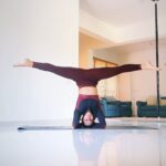 Aashka Goradia Instagram - Let the blood flow to your head, to your face. @peaceofblueyoga Join classes #online Work on weight management, inversions, strength, flexibility. Do it. . . . . . #yoga #yogaforlife #ashtanga #dancing #inversions #variation #yogagirl #yogapractice #yogainspiration #yogaeverywhere