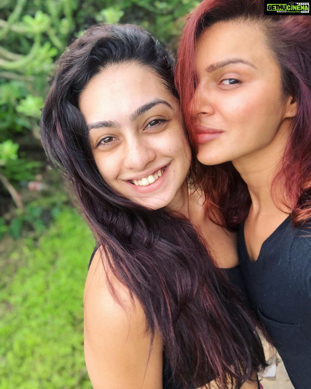 Aashka Goradia Instagram - Happy happy birthday babyyyyy @abigail_pande We may not have new pictures but I think of your everyday. Only the most choicest and wonderful wishes for you my 🐥, forever. #birthdaygirl ❤️