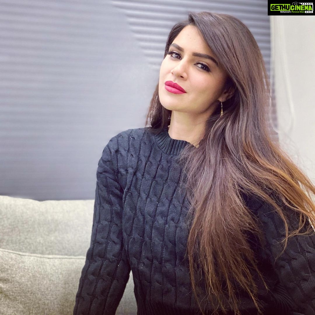 Aashka Goradia Instagram - Lips be like - #StayWithMe @reneeofficial