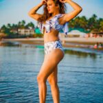 Aashka Goradia Instagram - That golden sun ☀️ . . . . . . . . #beachvibes #goldensun #oceanlife 📸 @ibrentgoble
