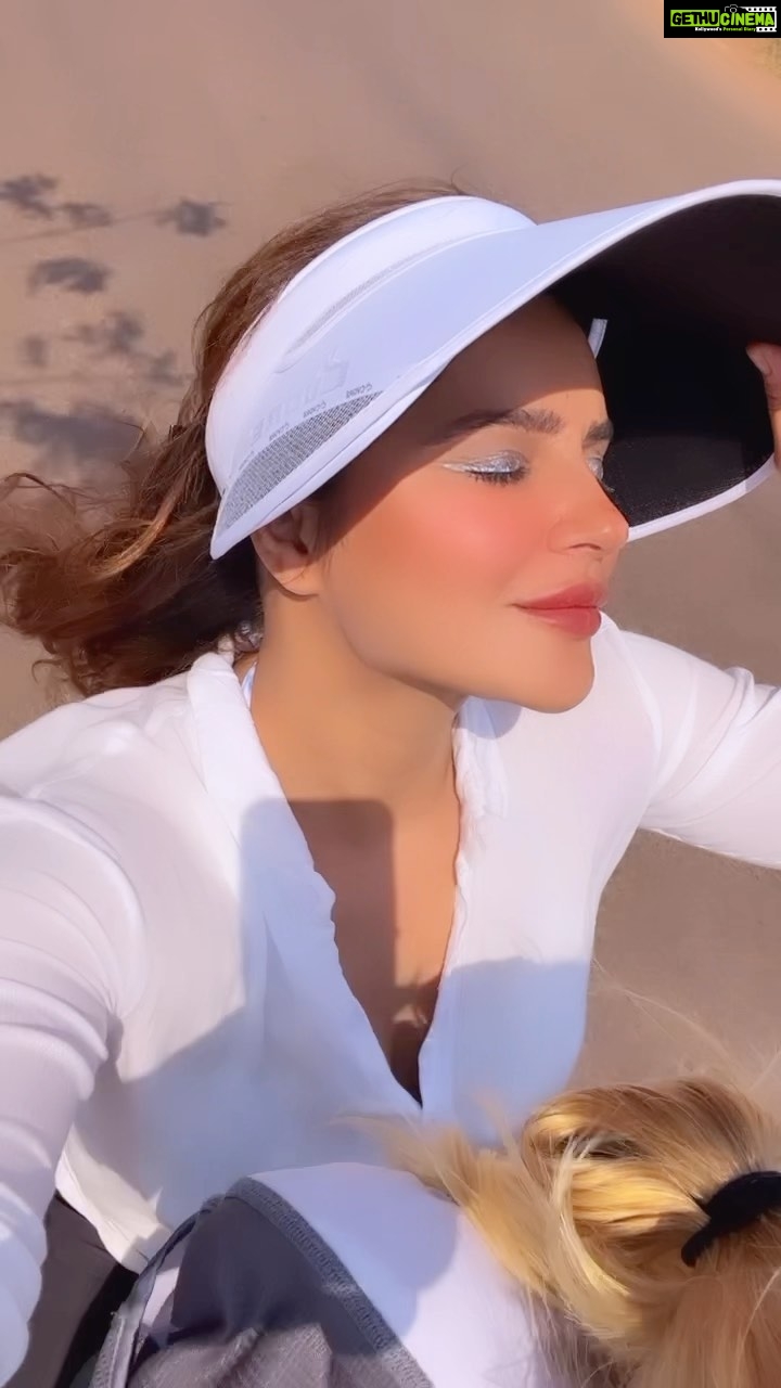 Aashka Goradia Instagram - Beach 🏖️ Day 💥 Late post of a perfect Sunday! Bodysurfed 💪 new feeling 🥹 new activity 🤩 Simple things - happy heart ♥️ @ibrentgoble love you 😘