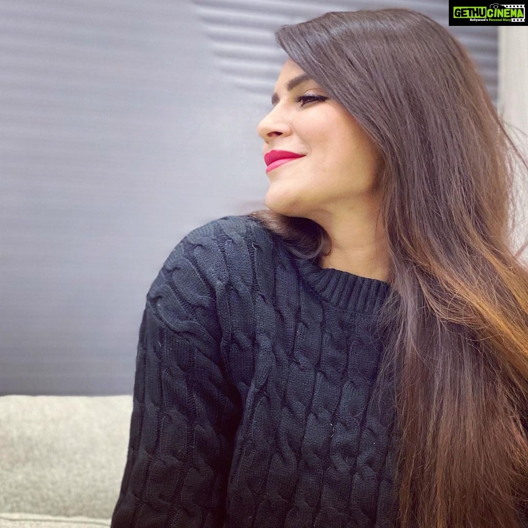 Aashka Goradia Instagram - Lips be like - #StayWithMe @reneeofficial