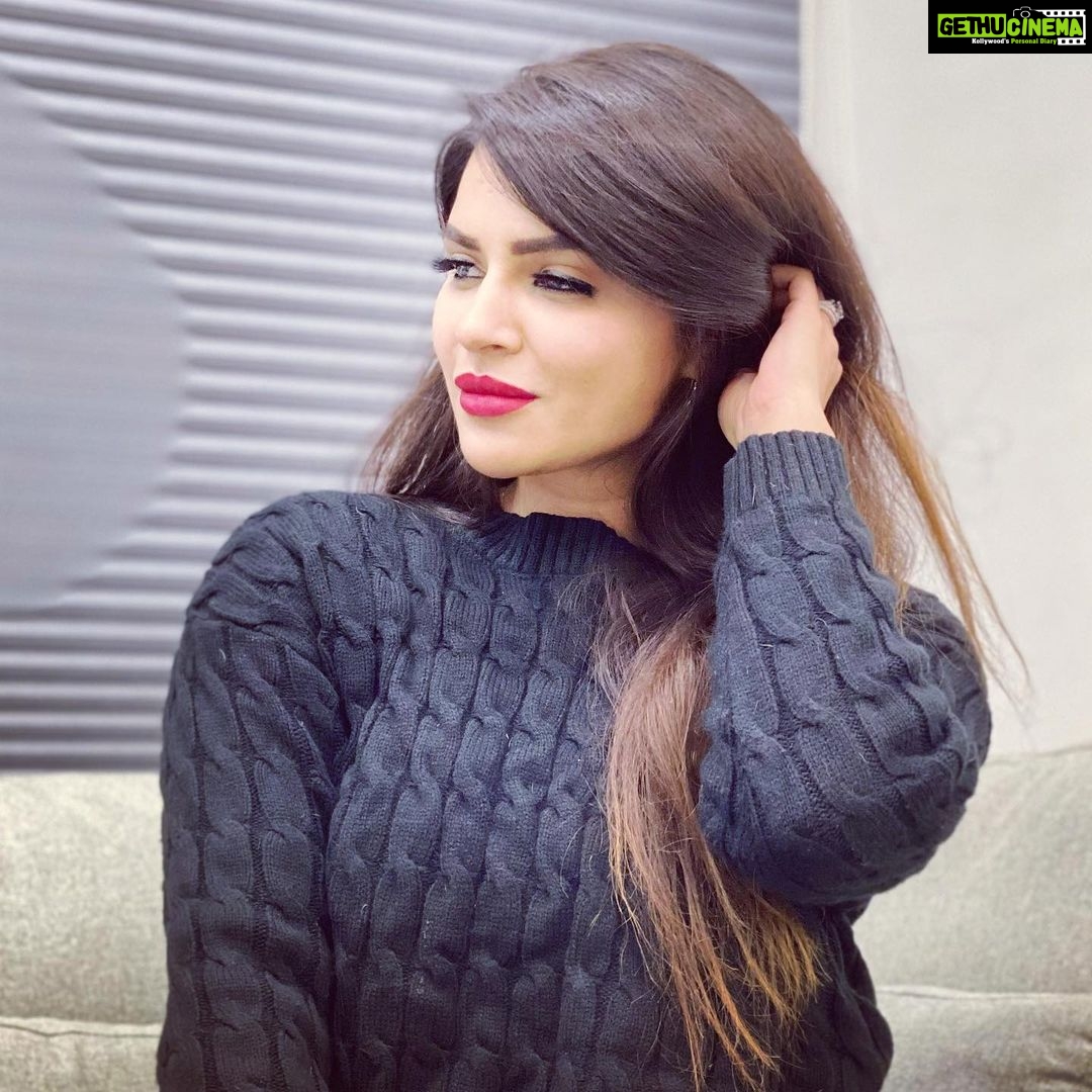 Aashka Goradia Instagram - Lips be like - #StayWithMe @reneeofficial