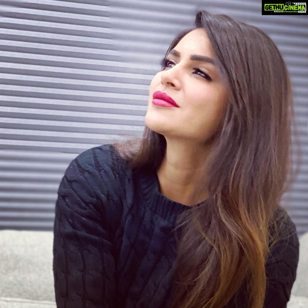 Aashka Goradia Instagram - Lips be like - #StayWithMe @reneeofficial