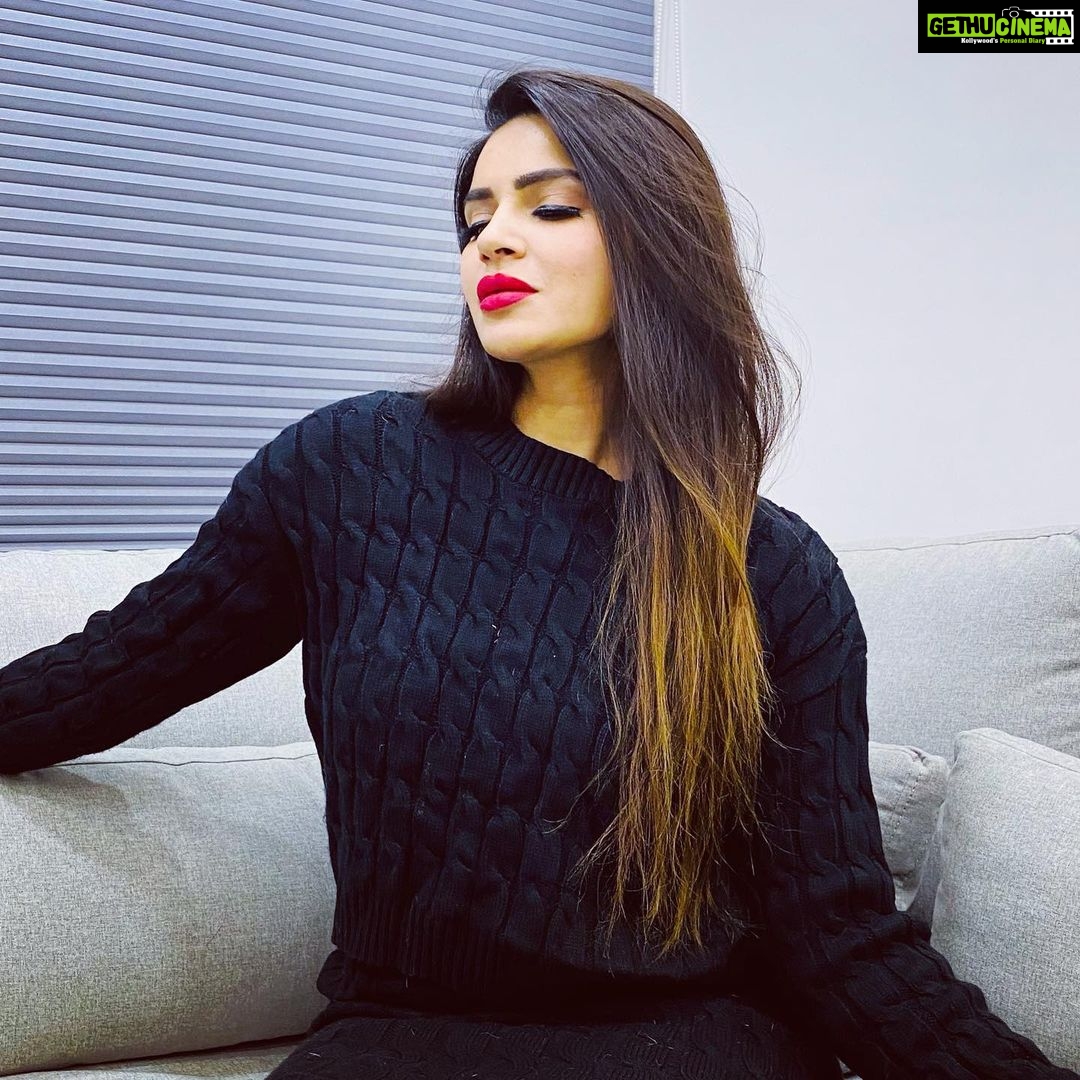 Aashka Goradia Instagram - Lips be like - #StayWithMe @reneeofficial
