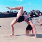 Aashka Goradia Instagram - @peaceofblueyoga Online Classes Link in Bio Start your Yoga journey. Do what you have always wanted to do. Fight the rival within and show up on your mat. Do it. . . . #yogaclasses #onlineyoga #peaceofblueyoga #ashtanga #hatha #chakrasana #variation
