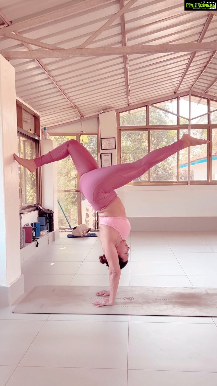 Aashka Goradia Instagram - Inversions 🔥 Handstands 💥 Core fire 🔥