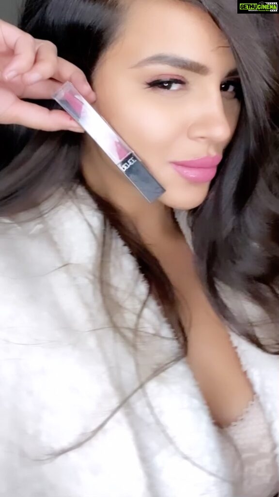 Aashka Goradia Instagram - All that you need in your Liquid Lipstick Transfer Proof Smudge Proof Kiss proof … ummm hmmm Super long Stay Simply STAY WITH ME ❤ @reneeofficial