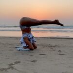 Aashka Goradia Instagram – This gorgeous sunset 
Sound of the waves 
Soft sand and fresh air
Looking at the sky upside down 
Body moves but…
Silence and stillness in my head 
Where nothing but love, gratitude and calm resides. 
1.0
.
.
.
.
.
.
#headstand #peaceofblueyoga #goa #bythebeach #beachgirl #forlife #peace