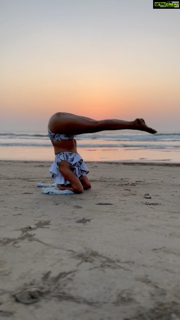 Aashka Goradia Instagram - This gorgeous sunset Sound of the waves Soft sand and fresh air Looking at the sky upside down Body moves but… Silence and stillness in my head Where nothing but love, gratitude and calm resides. 1.0 . . . . . . #headstand #peaceofblueyoga #goa #bythebeach #beachgirl #forlife #peace