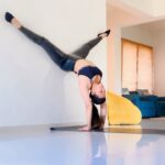 Aashka Goradia Instagram – #frozen 
🥶
.
.
.
#inversions #handstand #practice #hollowbackhandstand #hollowback