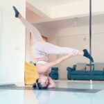 Aashka Goradia Instagram – Vibe change baby’ smile love smile’ 
Self care and detox from all unnecessary.. practicing and exploring! Stability! Freedom! Love!
.
.
.
.
.
#yoga #headstand #freehand #variation #yogapractice #growth #stability