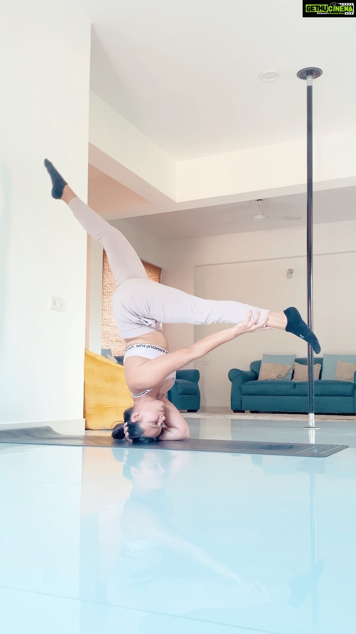 Aashka Goradia Instagram - Vibe change baby’ smile love smile’ Self care and detox from all unnecessary.. practicing and exploring! Stability! Freedom! Love! . . . . . #yoga #headstand #freehand #variation #yogapractice #growth #stability