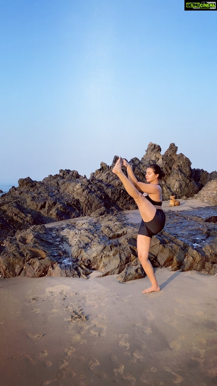 Aashka Goradia Instagram - Join @peaceofblueyoga ReLoaded DM @peaceofblueyoga . . . #yoga #practice #hatha #ashtanga #peaceofblueyoga