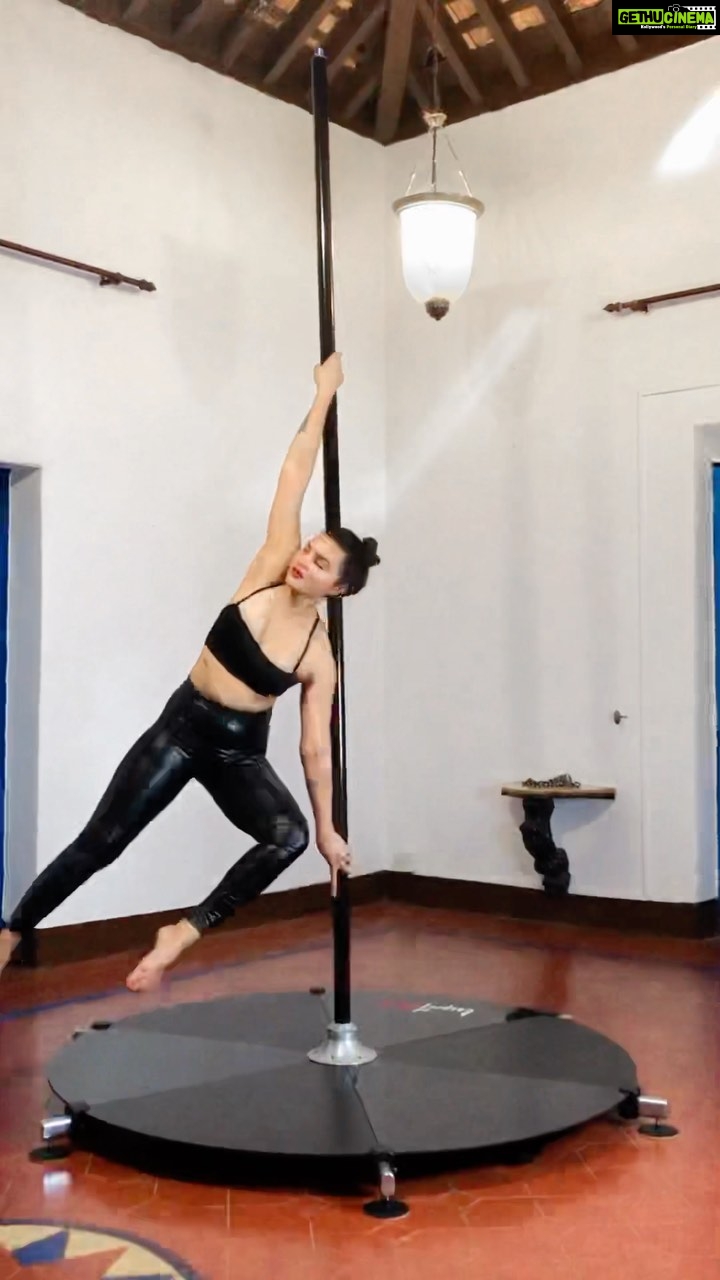 Aashka Goradia Instagram - Reverse air walk’ ❤️ . . . . . . . #reelthemusic #polepeople #strengthtraining