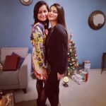 Aashka Goradia Instagram - My secret Santa with a bag full smiles every day. Tu @zealsshah Zealyyyyy… mein aur tree 🌲❤️ Merry Christmas doston . . . . . #merrychristmas #2021