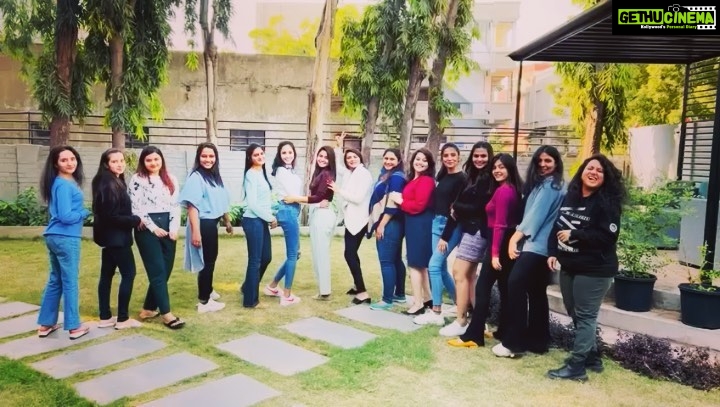Aashka Goradia Instagram - Mid week hair flip with team @reneeofficial #RENEEWOMEN ❤️ . . . . . #makeup #color #cosmetics Ahmedabad, India