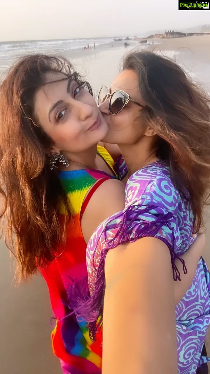 Aashka Goradia Instagram - Happy happpppyyyy Birthday mere dost @juhiparmar फूलों की खुशबू से महकता रहे जीवन तुम्हारा, तारों की चमक से चमकता जीवन तुम्हारा ! उम्र हो तुम्हारी चाँद, तारे और सूरज जैसी हैपी बर्थ्डे तो यू जी लव यू @juhiparmar ❤️