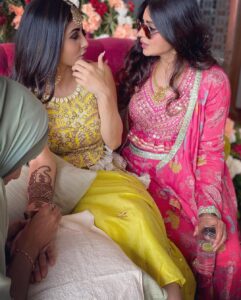 Aashka Goradia Instagram - सखी लगाए सगन की मेहँदी ❤️ 
प्रार्थना यही की तेरा जीवन सडेव सुख सम्पूर्ण ❤️ 
.
.
.
.
#mehendi