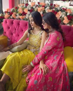 Aashka Goradia Instagram - सखी लगाए सगन की मेहँदी ❤️ 
प्रार्थना यही की तेरा जीवन सडेव सुख सम्पूर्ण ❤️ 
.
.
.
.
#mehendi