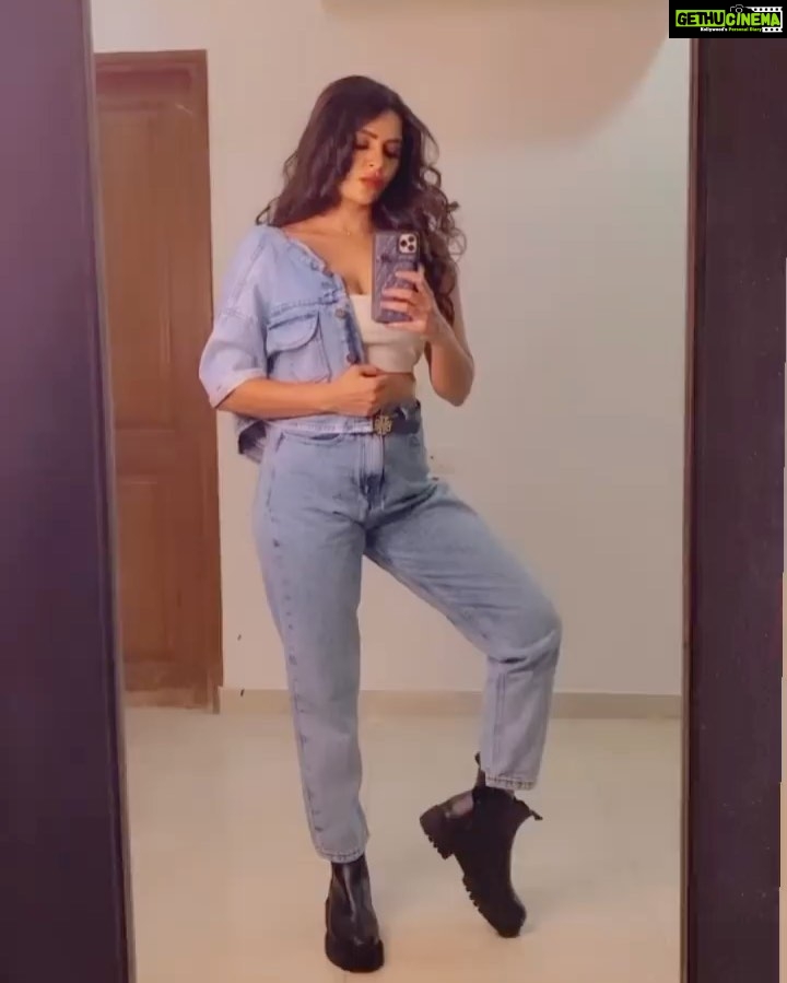 Aashka Goradia Instagram - Tuesday Tip Create an emergency fund, do it before you invest anywhere. . . . . . #invest #personalfinance #getrichwithaashka #getrich Ahmedabad, India