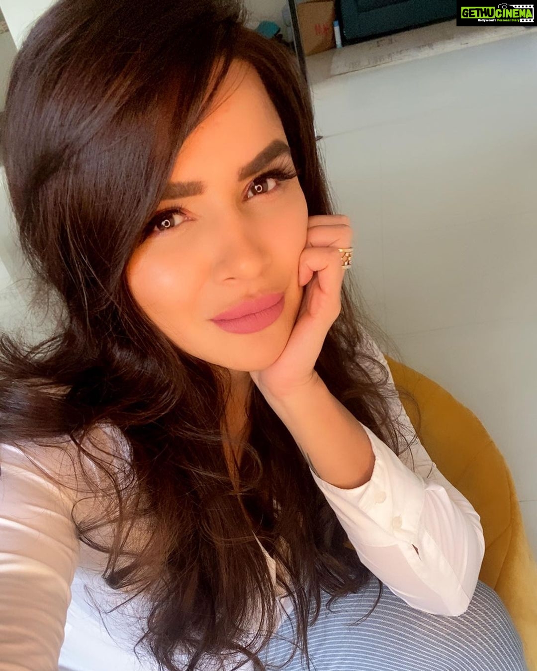 Aashka Goradia Instagram - "I will tell you how to become rich. Close the doors. Be fearful when others are greedy. Be greedy when others are fearful." — Warren Buffett . . . #truthbomb #equity #investments