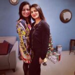 Aashka Goradia Instagram - My secret Santa with a bag full smiles every day. Tu @zealsshah Zealyyyyy… mein aur tree 🌲❤️ Merry Christmas doston . . . . . #merrychristmas #2021