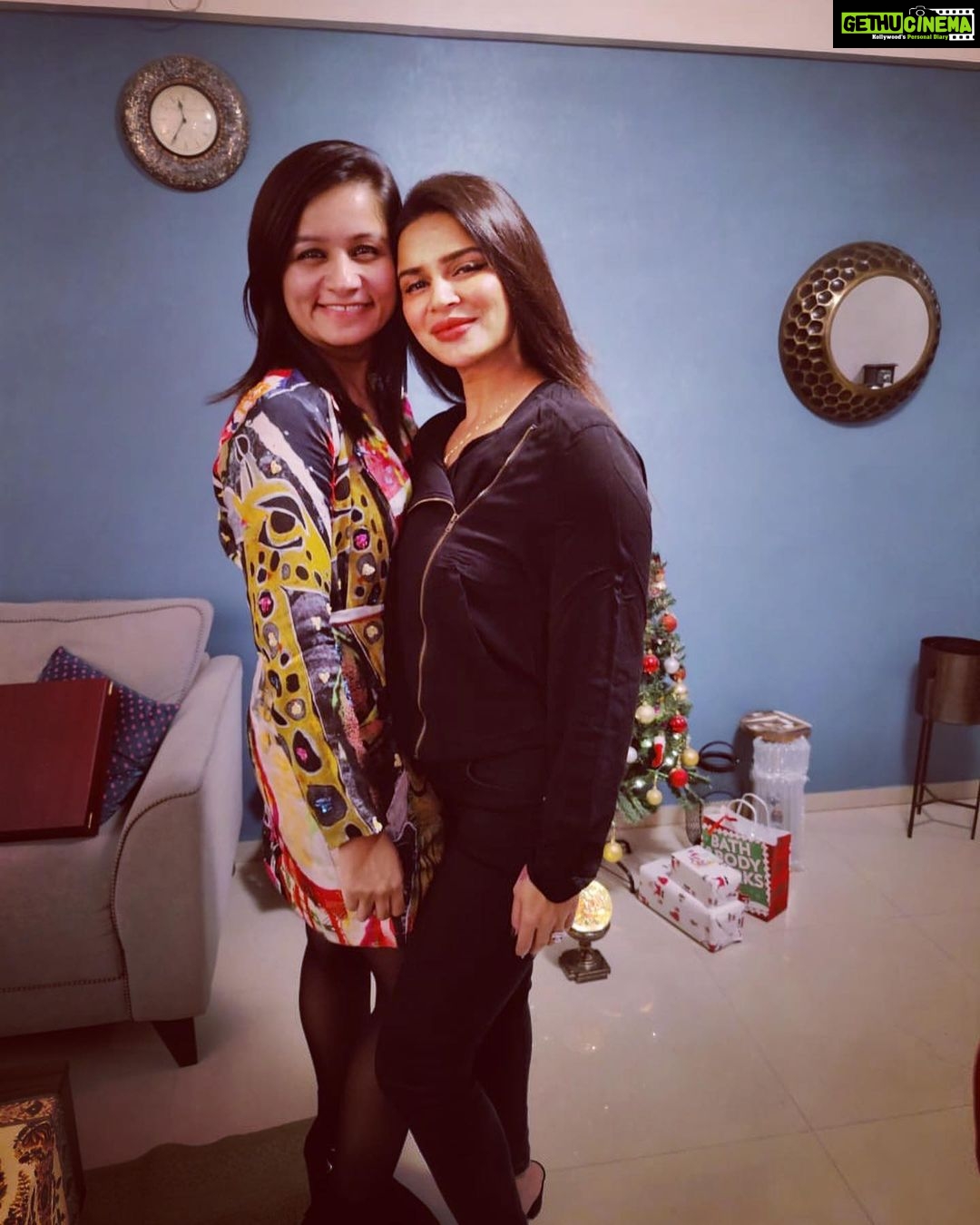 Aashka Goradia Instagram - My secret Santa with a bag full smiles every day. Tu @zealsshah Zealyyyyy… mein aur tree 🌲❤️ Merry Christmas doston . . . . . #merrychristmas #2021