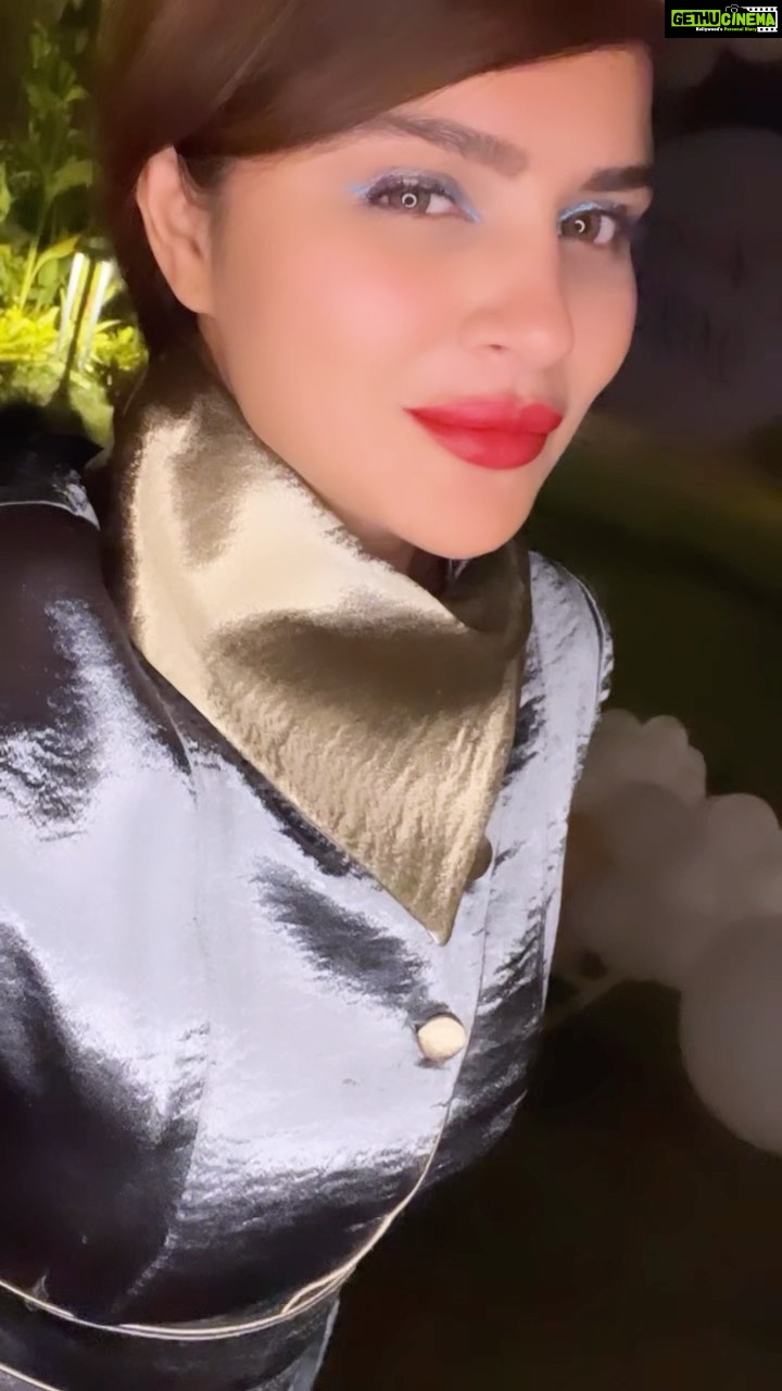 Aashka Goradia Instagram - 2023 ❤️ Of more learnings 💥 Blast from New Year’s Eve - with my special humans ❤️