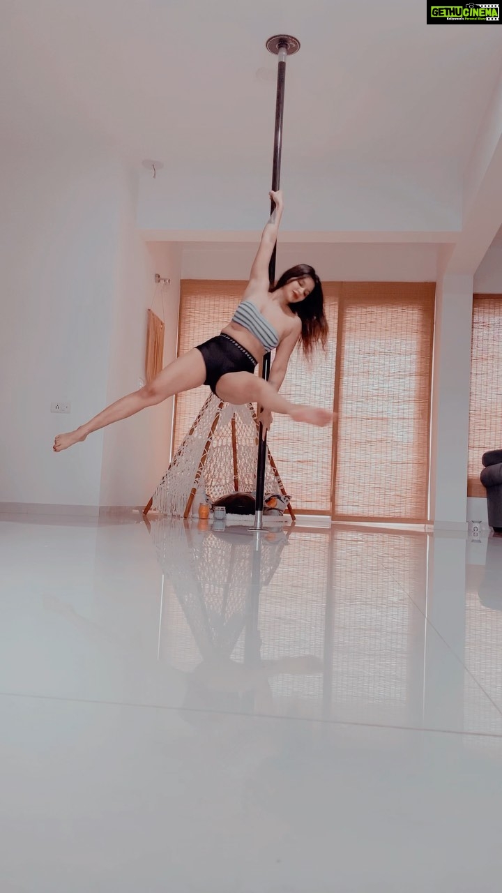 Aashka Goradia Instagram - Late Evening Musing and Spinning 😵💫 . . . . . . . #polefit #poledance #shotoniphone #practice #strength #training #backatit