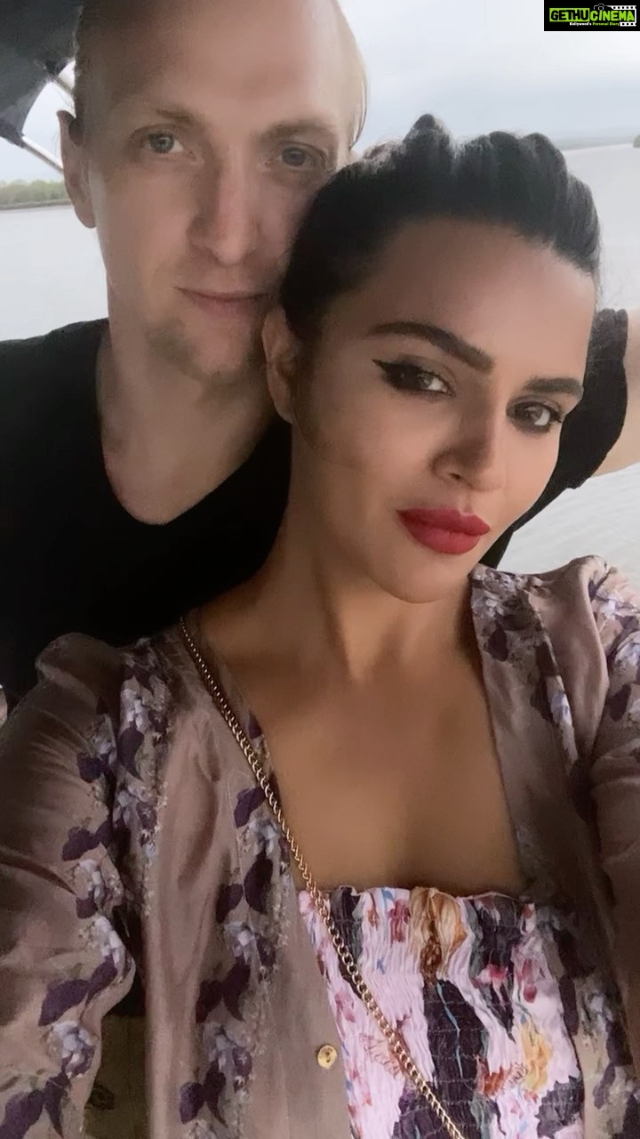 Aashka Goradia Instagram - With my favourite guy @ibrentgoble . . . . . . #sunset #evenings #goa #waters #love #shotoniphone