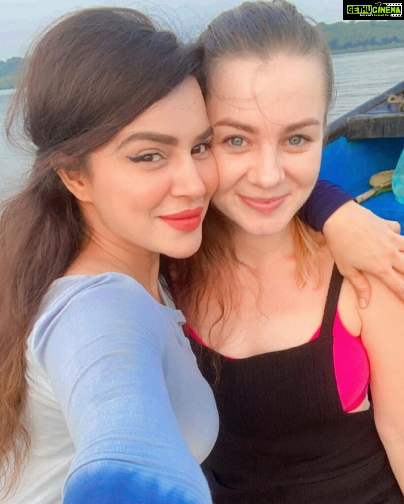 Aashka Goradia Instagram - Have a safe trip darling @eli_smitt Return Soon 🔜 We will miss you and your vivacious energy!! ❤️