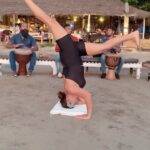 Aashka Goradia Instagram - Inverted Dance to Drums …cause dost ka birthday! . . . . . . @mamarhythmbeings what fun! @lamorebeachresort 💋
