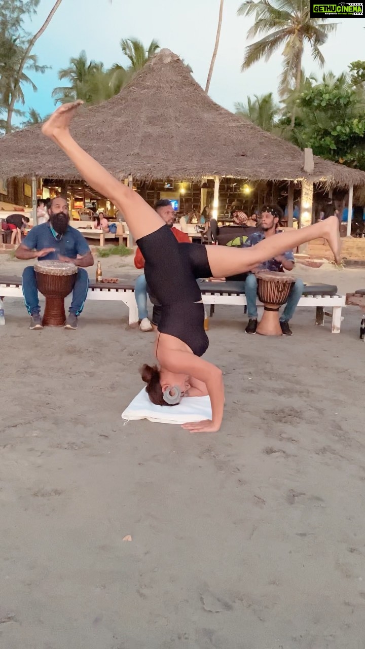 Aashka Goradia Instagram - Inverted Dance to Drums …cause dost ka birthday! . . . . . . @mamarhythmbeings what fun! @lamorebeachresort 💋