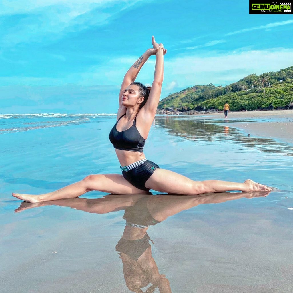 Aashka Goradia Instagram - Grateful 🙏🏽 . . . . . . . #splits #beachgirl #forlife #yoga #goa #yogagoa #ashtangayoga @peaceofblueyoga