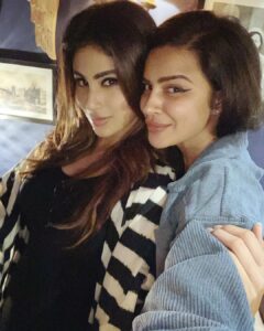 Aashka Goradia Instagram - Happy Happy Birthday Monobinaaaa!! 
Your special day’ @imouniroy 

तुम्हारा हर दिन सितारों सा चमके ❤️ तुम्हारी हर प्रार्थना स्वीकार हो ❤️ तुम्हारा जीवन प्रेम से भरपूर हो ❤️ तुम्हारी कहानी चाँद सी हो ❤️ 
ढेर सारा प्रेम सखी। जन्मदिन की बधाई ❤️ लव यू ❤️