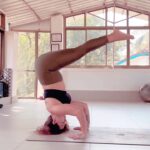 Aashka Goradia Instagram - Energy in the Shala brings it all back - strength, peace and focus. @peaceofblueyoga ❤️