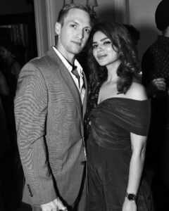 Aashka Goradia Instagram - Your Short hair days B @ibrentgoble ❤️ #handsomehusband 😻
I Love you ❤️