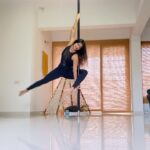 Aashka Goradia Instagram - And it’s a Saturday!!! Move your body’ . . . . . #trends #reels #trendingreels #trendsetters #moveyourbody #moveit #poleit #polefit