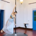 Aashka Goradia Instagram - Will it be considered as a transition 🧐🙏🏽🎈⚡️✨ Unsure but constantly at practice!! . . . . #mehbooba #trending #reels #dance #dancing #polefit #polefitness #mehboobamehbooba #reelitfeelit