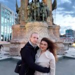 Aashka Goradia Instagram - Hold my hand’ ❤️ . . . . . . . . . . #kyathiaayo #trendingreels #trendingsongs #reels #travelreels #istanbul #cappadocia #türkiye