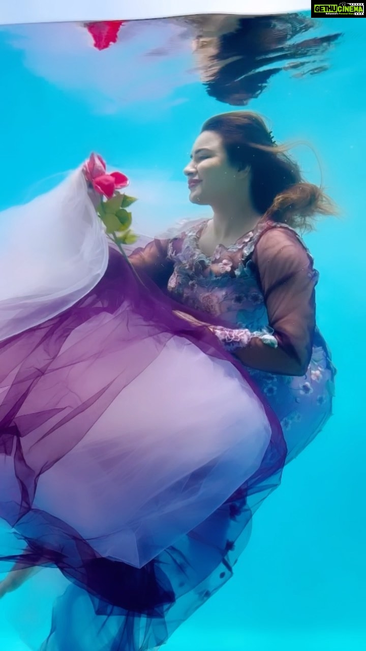 Aashka Goradia Instagram - Satiable π¦ πΉ Will share more of this experience! Joy is in sharing the story about - the calm after the struggle. . . . . . . . . . . #underwater #underwaterphotography #underwatershots #calm #struggle #real #overcome #fears