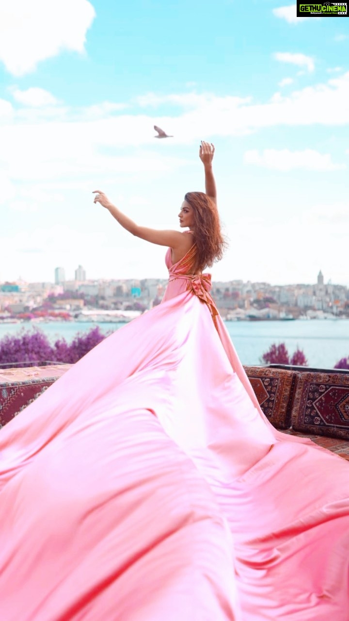 Aashka Goradia Instagram - Take me Back 💓 . . . . . . . . . #istanbul #türkiye #travelshoot #mood #flow