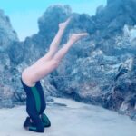 Aashka Goradia Instagram - Happiest when here’ Doin this ♥️ . . . . . . . . #beachgirl #forlife #beachlife #yogaonthebeach #inversion #sirsana #headstand #invertedwalk