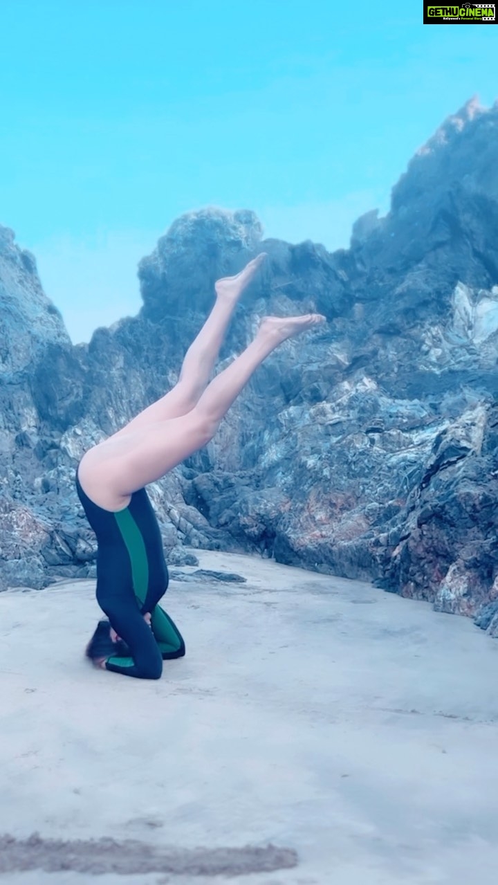 Aashka Goradia Instagram - Happiest when here’ Doin this ♥️ . . . . . . . . #beachgirl #forlife #beachlife #yogaonthebeach #inversion #sirsana #headstand #invertedwalk